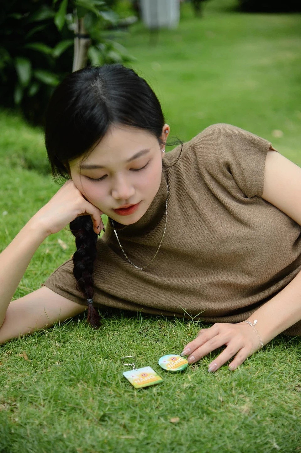 Nhỏ Hạnh của Kính vạn hoa bản điện ảnh có vẻ ngoài ưa nhìn. Nhà sản xuất dự án cho biết bị thuyết phục và bất ngờ với độ hợp vai cùng sự tự tin của Phương Duyên lẫn hai diễn viên khác trong phim là Hùng Anh, Nhật Linh. "Dàn diễn viên đều sẽ có những đổi mới đậm dấu ấn hiện đại cũng như thể hiện được tinh thần trẻ trung, sáng tạo của thế hệ trẻ ngày nay. Kính vạn hoa phiên bản điện ảnh hy vọng sẽ thổi làn gió tươi mới cho bộ truyện làm nên tuổi thơ của nhiều thế hệ", đại diện nhà sản xuất cho biết.