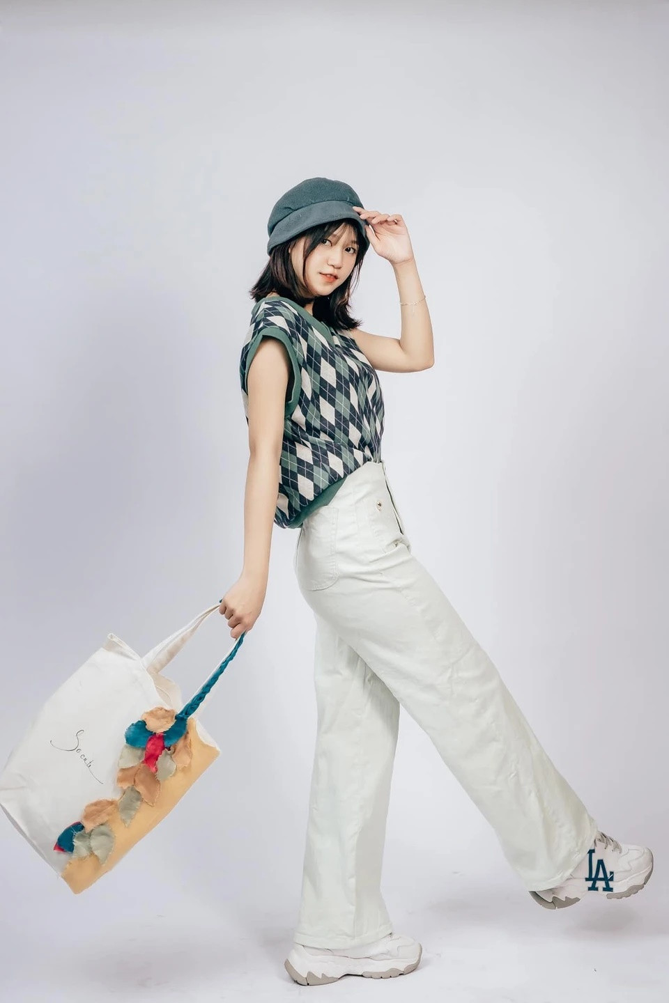 Năm 2004, Kính vạn hoa bản truyền hình lên sóng và nhanh chóng thu hút sự quan tâm của khán giả trên cả nước. Bộ phim kể về những câu chuyện buồn vui của tuổi học trò cùng nhiều bài học cuộc sống được lồng ghép qua cuộc "phiêu lưu" của bộ ba Quý Ròm (Ngọc Trai), Hạnh (Anh Đào) và Tiểu Long (Vũ Long). Sau hai thập kỷ, series vẫn là bộ phim tuổi thơ của nhiều thế hệ khán giả truyền hình.