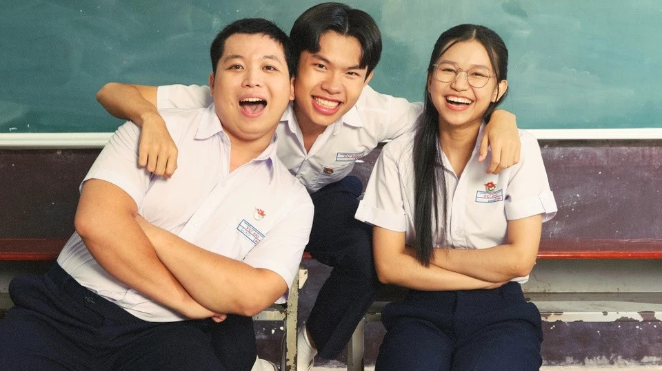 Dự án điện ảnh Kính vạn hoa của đạo diễn Võ Thanh Hòa vừa công bố dàn diễn viên chính. Trong đó, vai Nhỏ Hạnh do Phương Duyên (21 tuổi) đảm nhận. Đây là lần đầu tiên Phương Duyên chạm ngõ màn ảnh. "Tôi cảm giác mình và Nhỏ Hạnh có nhiều điểm chung, nhất là ở tinh thần học hỏi và kiên nhẫn. Tôi khá hồi hộp khi lần đầu đóng phim. Mong nhận được sự ủng hộ, yêu thương của mọi người đối với Kính vạn hoa", cô cho biết.