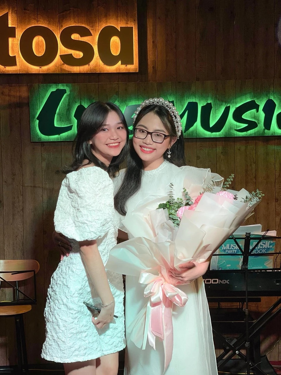 Phương Duyên là bạn thân của Phương Mỹ Chi nhiều năm qua. Trên trang cá nhân, giọng ca Vũ trụ cò bay cũng gửi lời chúc mừng tới Phương Duyên với vai diễn đầu tay. Bộ đôi từng thi chung tại The Voice Kids 2013. Thời điểm đó, Phương Mỹ Chi là á quân, còn Phương Duyên lọt top 45.