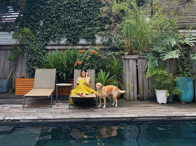 Nữ diễn viên tận hưởng sự thảnh thơi trong biệt thự.