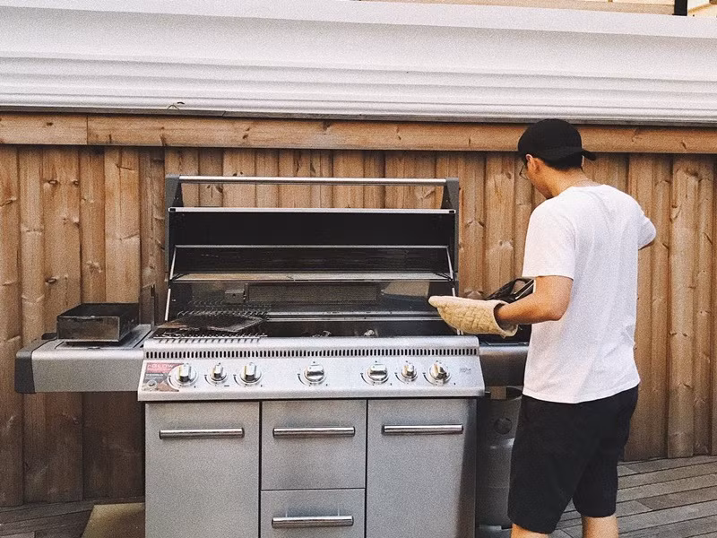 Ở biệt thự, ngoài Tăng Thanh Hà, Louis Nguyễn cũng vào bếp nấu ăn.