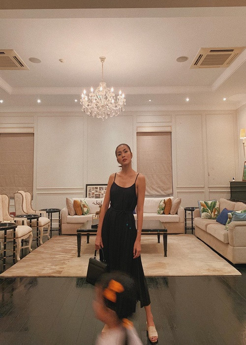 Nữ diễn viên hài hước chia sẻ các con đùa giỡn khiến cô khó có thể chụp ảnh riêng.