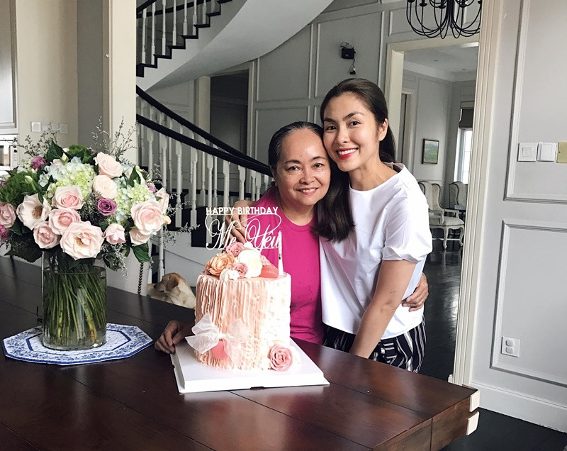 Tăng Thanh Hà từng tổ chức sinh nhật cho mẹ đẻ tại nhà riêng.