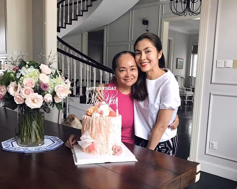 Tăng Thanh Hà từng tổ chức sinh nhật cho mẹ đẻ tại nhà riêng.
