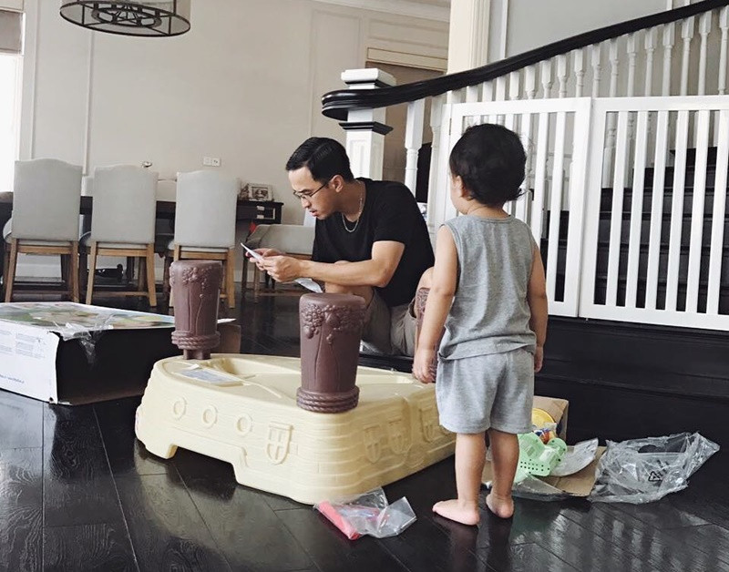 Chồng Tăng Thanh Hà dành nhiều thời gian cho con mỗi khi về đến nhà.