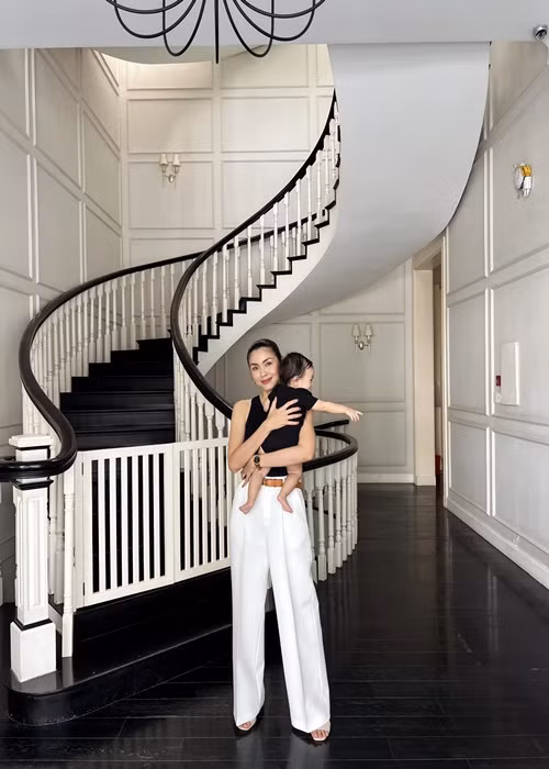 Tăng Thanh Hà tự tay chăm sóc ba người con.