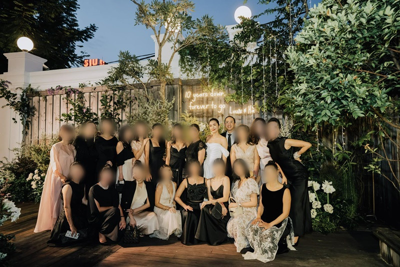 Mỗi dịp lễ Tết, kỷ niệm, vợ chồng Hà Tăng tổ chức tiệc tại nhà mời người thân, bạn bè tham dự.