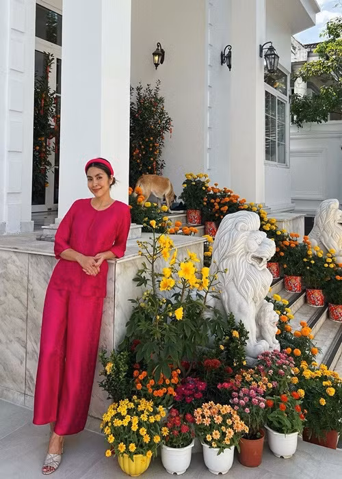 Tăng Thanh Hà khoe biệt thự ngập tràn hoa tươi đón Tết đến xuân về.
