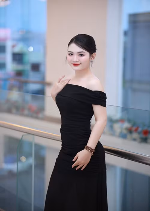 Người đẹp Nghệ An chia sẻ trên Vietnamnet, chồng sắp cưới hơn cô 16 tuổi, chưa từng lập gia đình.