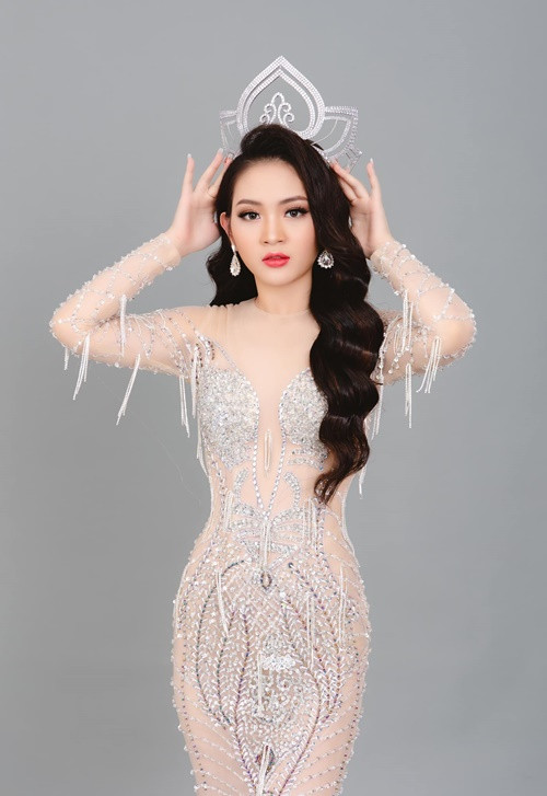 Thời điểm giành vương miện, cô có chiều cao 1m65, số đo ba vòng 86-60-92 cm.