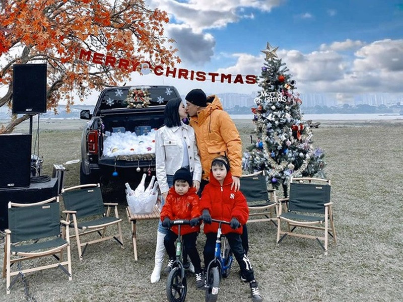 Vợ chồng Tâm Tít khóa môi tình tứ khi du lịch cùng hai con trai. Ảnh: FB Tâm Tít.