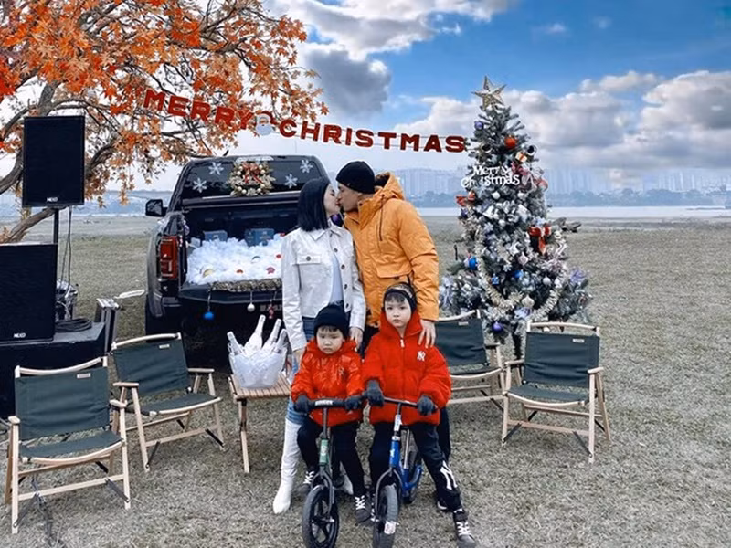 Vợ chồng Tâm Tít khóa môi tình tứ khi du lịch cùng hai con trai. Ảnh: FB Tâm Tít.