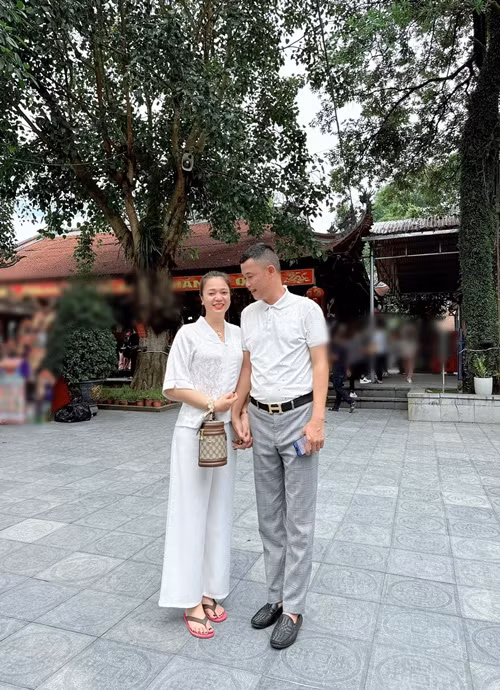 Bạn gái Hiệp Gà sinh năm 1980, làm trong lĩnh vực bất động sản. Ảnh: FB Hiệp Gà.