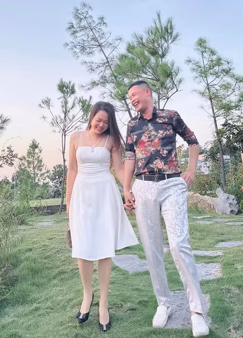 "Nhiều lúc tôi nghĩ số mình hên như kiểu trúng Vietlott vì gặp gỡ và nên duyên với cô ấy", nam diễn viên chia sẻ. Ảnh: FB Hiệp Gà.