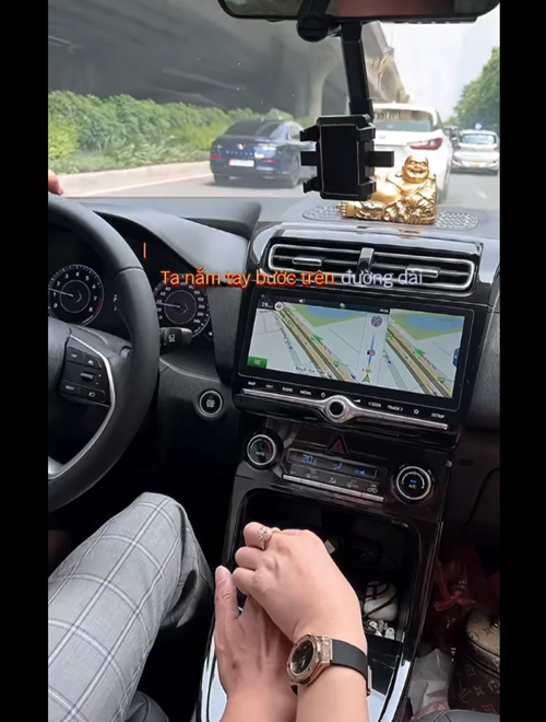 Hiệp Gà và bạn gái đang sống chung, dự định sẽ tổ chức một bữa tiệc ấm cúng thay vì tổ chức đám cưới rình rang. Ảnh: FB Hiệp Gà.