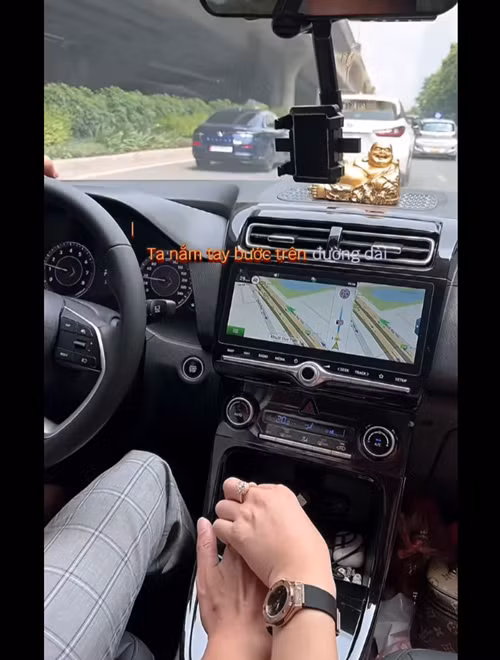 Hiệp Gà và bạn gái đang sống chung, dự định sẽ tổ chức một bữa tiệc ấm cúng thay vì tổ chức đám cưới rình rang. Ảnh: FB Hiệp Gà.