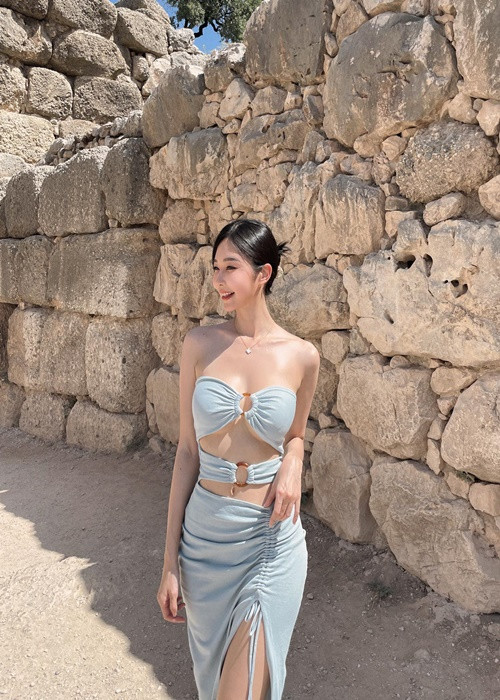 Rubis chuộng trang phục khoe vòng một.