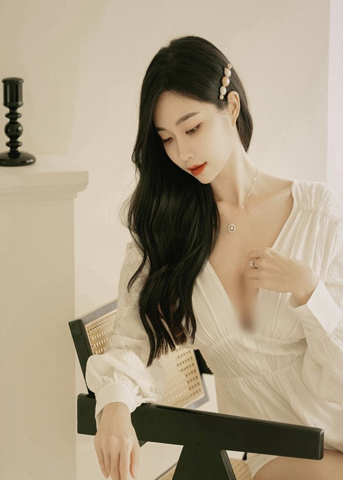 Cô nàng quyến rũ hút hồn khi mặc váy xẻ ngực sâu.