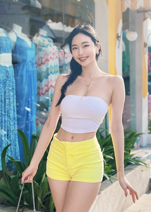 Cô nàng đã tốt nghiệp Khoa Âm nhạc Đại học Sư phạm Quốc gia Đài Loan.