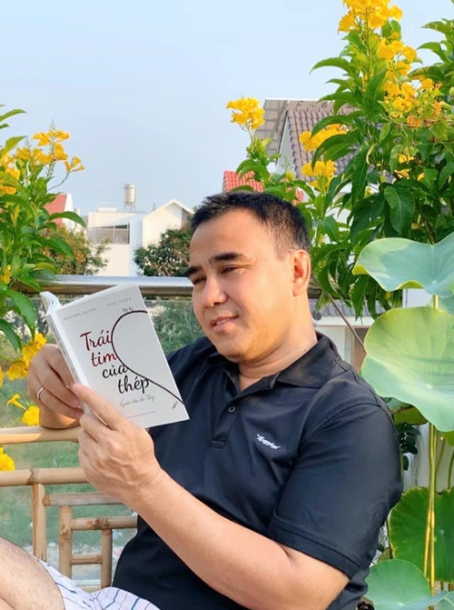 Nam MC có sở thích đọc sách trên sân thượng.