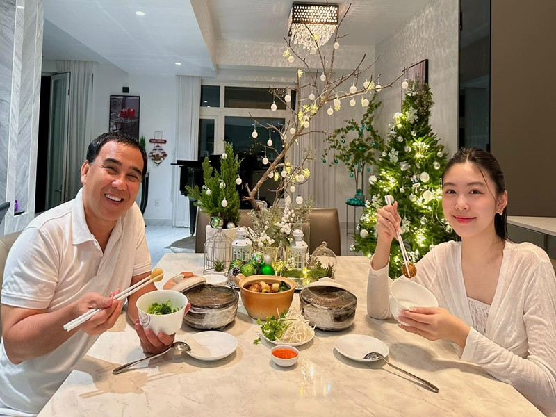Dù bận đến mấy, nam MC vẫn về ăn cơm cùng vợ và hai con gái.