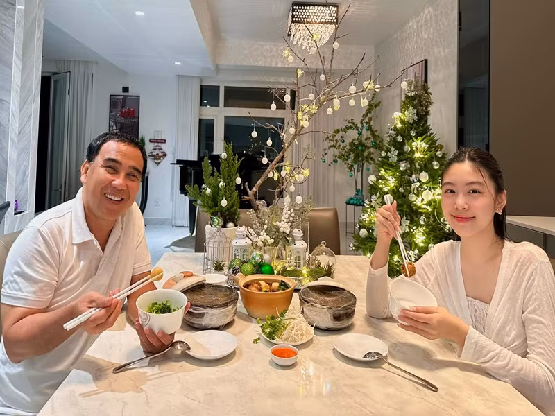 Dù bận đến mấy, nam MC vẫn về ăn cơm cùng vợ và hai con gái.