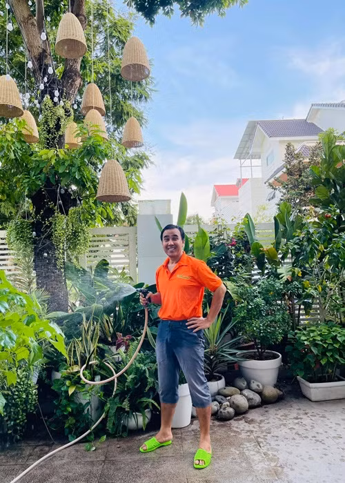 Sinh ra trong gia đình nông dân, nam MC thành thạo công việc chăm bón cây trồng.