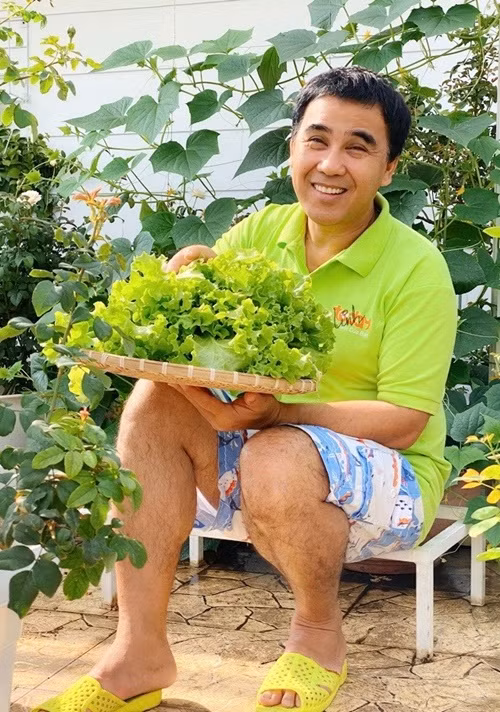 Quyền Linh hào hứng khoe thu hoạch rau xanh.