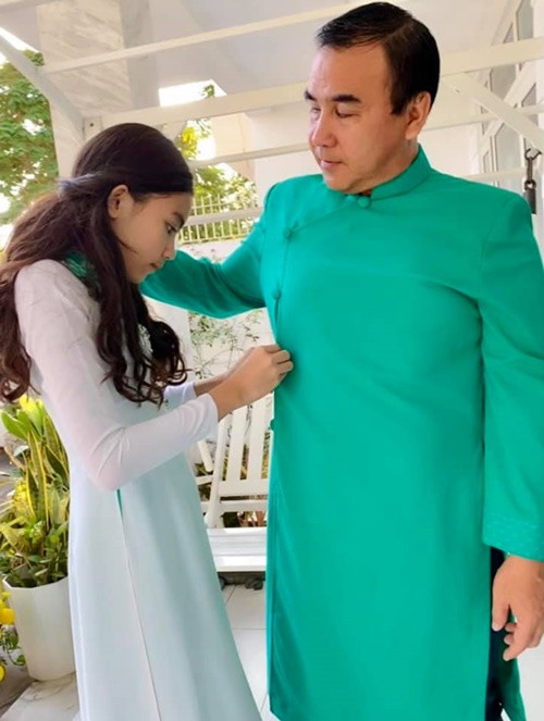 Hai con gái của Quyền Linh đều đã lớn, luôn quan tâm, chăm sóc bố mẹ.