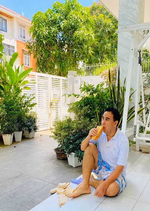 Quyền Linh ăn uống đạm bạc dù giàu có. Bữa sáng của anh có khi chỉ là bánh mì không.