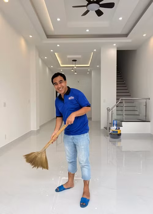 Khi rảnh rỗi, Quyền Linh tự dọn dẹp nhà cửa.