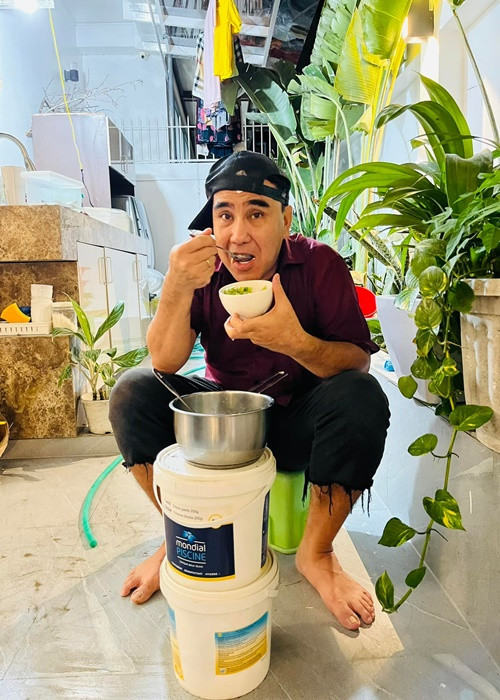 Quyền Linh thoải mái ăn uống tại sân vườn.