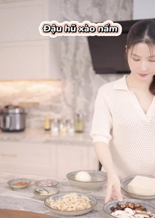 Trên trang cá nhân, Diễm My 9x vừa chia sẻ clip nấu món chay. Nhiều cư dân mạng phát hiện vòng hai của nữ diễn viên trông lùm lùm. Ảnh: Thương Hiệu Pháp Luật.