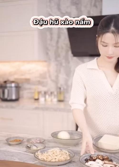 Trên trang cá nhân, Diễm My 9x vừa chia sẻ clip nấu món chay. Nhiều cư dân mạng phát hiện vòng hai của nữ diễn viên trông lùm lùm. Ảnh: Thương Hiệu Pháp Luật.