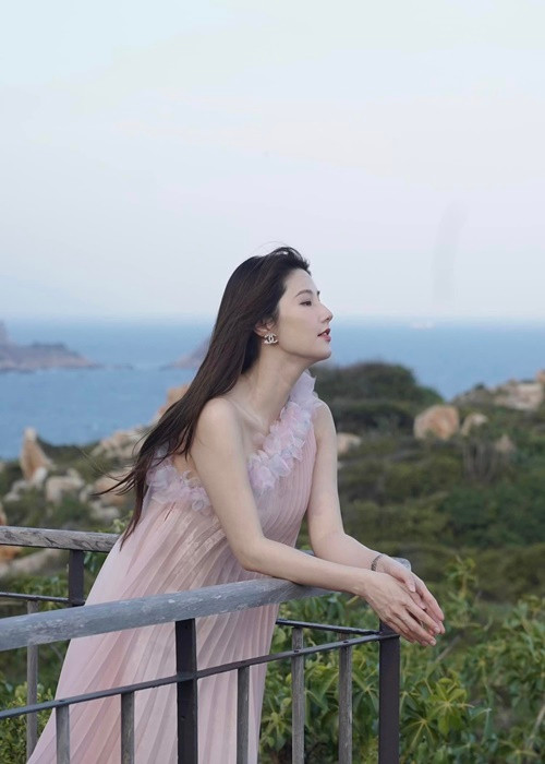 Cụ thể, trong một livestream, Nhã Phương quay sang hỏi Trường Giang: "Hôm bữa menu ăn lúc bầu của em, anh có cho ai đúng không". Nam danh hài đáp lại: "Diễm My 9x đó". Ngay sau đó, Nhã Phương lại vội vã đính chính Diễm My 9x mới chỉ dự định mang bầu. Ảnh: FB Diễm My.