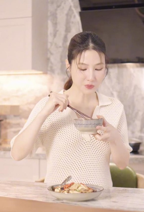 Ít ngày trước, chia sẻ của Trường Giang cũng làm nhiều người tin vào nghi vấn bầu bí của Diễm My 9x. Ảnh: Thương Hiệu Pháp Luật.