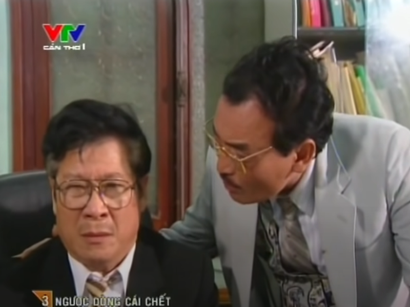 Ngoài vai giám đốc Cao, trong "Ngược dòng cái chết", nghệ sĩ Hữu Độ còn đóng một người nhảy xuống sông tự tử. Theo Pháp Luật TP HCM, đoàn làm phim chụp ảnh cảnh này để làm tư liệu. Tuy nhiên, khi cuốn phim đó được mang đi rửa tại hiệu ảnh người quen, tin đồn Hữu Độ chết rộ lên. Rất nhiều bạn bè tới thăm hỏi thì gặp ông đang xem truyền hình. Ảnh chụp màn hình.