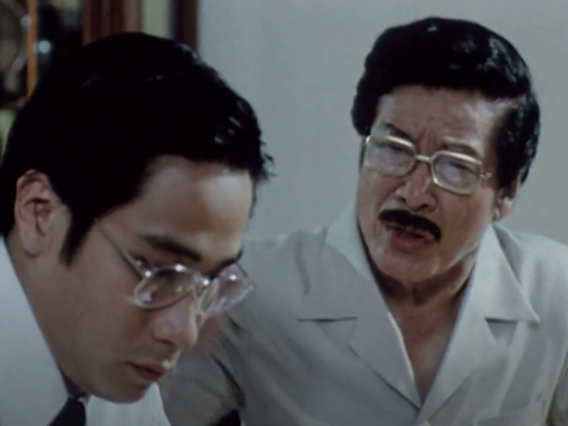 Vai diễn của nghệ sĩ Hữu Độ trong "Trò đùa của Thiên Lôi" là giám đốc Trần Đại Hoạch - một giám đốc coi thường người tài, hám tiền. Ảnh chụp màn hình.