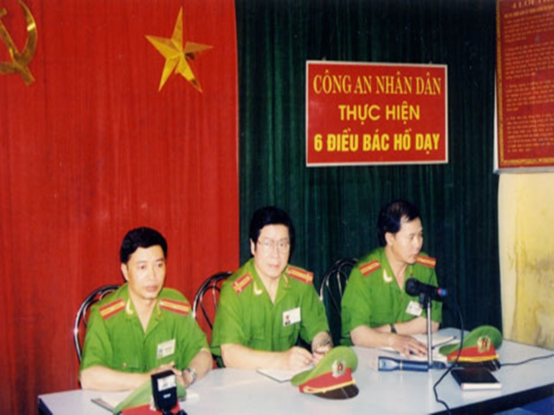 Nghệ sĩ Hữu Độ (giữa) đóng vai giám đốc công an cương trực, thẳng thắn và tâm huyết với nghề trong phim "Thức tỉnh". Ảnh: Công An Nhân Dân Online.