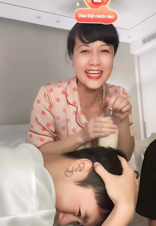 Nữ nghệ sĩ sống cùng con trai Long Vũ trong căn hộ. Gần đây, Vân Dung chia sẻ khoảnh khắc pha sữa cho quý tử.