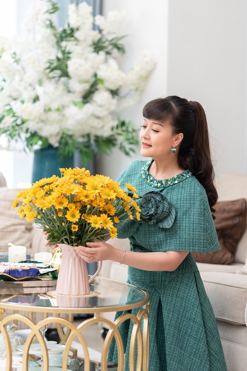Nữ nghệ sĩ có sở thích cắm hoa tươi.