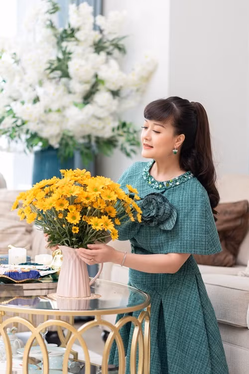 Nữ nghệ sĩ có sở thích cắm hoa tươi.