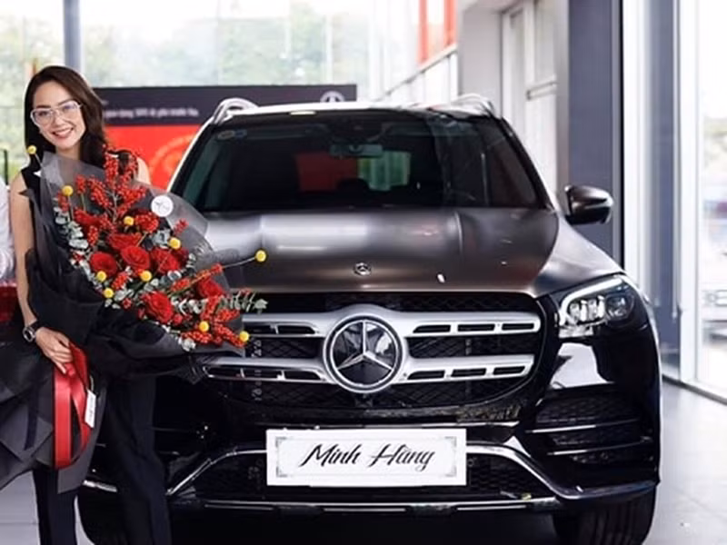 Minh Hằng sở hữu nhiều xe hơi. Đầu năm 2021, nữ ca sĩ tậu xế hộp giá 5,5 tỷ đồng nhập từ Mỹ. Nữ diễn viên từng chi 6 tỷ đồng để sở hữu chiếc xe hạng sang Porsche Panamera hay xe Lexus có giá khoảng 2,5 tỷ đồng. Ảnh: Dân Việt.