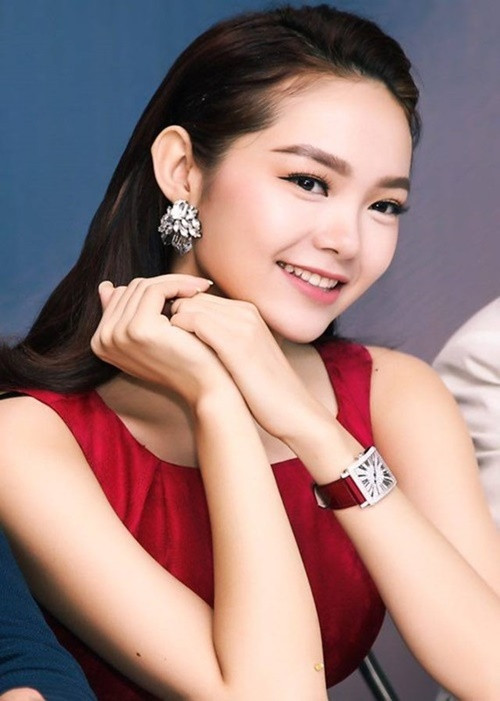 Minh Hằng sở hữu nhiều món đồ hiệu tiền tỷ đến từ các thương hiệu nổi tiếng. Cô từng gây ấn tượng với chiếc đồng hồ đính kim cương của Frank Muller có giá 1,4 tỷ đồng. Ảnh: FB Minh Hằng.
