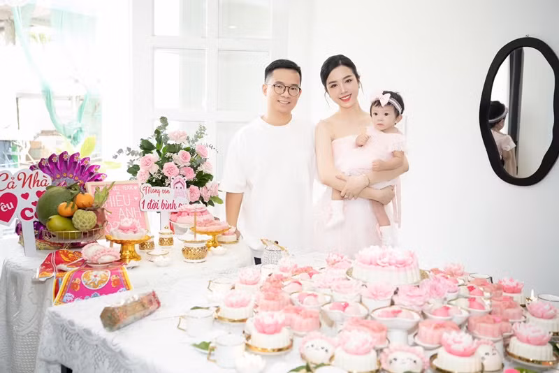 "Ban đầu tính tôi khá nguyên tắc khi nuôi con, chồng tôi thì rất dễ tính và chiều con. Thời gian trước hai vợ chồng cũng khó chịu với nhau, nhưng dần thì tôi cảm thấy mình nên thay đổi, giảm bớt cái khó của mình xuống, khuyên chồng nghiêm lại với con. Hai vợ chồng dung hòa lại nên mọi thứ ổn hơn, bây giờ tôi cũng dễ với con luôn", Phụ Nữ Số dẫn lời Thúy An. Ảnh: FB Thúy An.