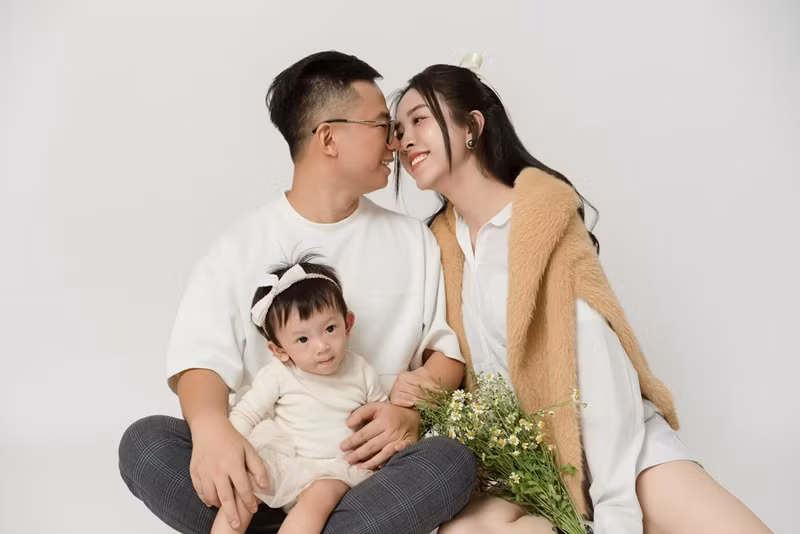 Mới đây, người đẹp gốc Kiên Giang chia sẻ cô từng khủng hoảng vì con gái lười ăn. Ảnh: FB Thúy An.