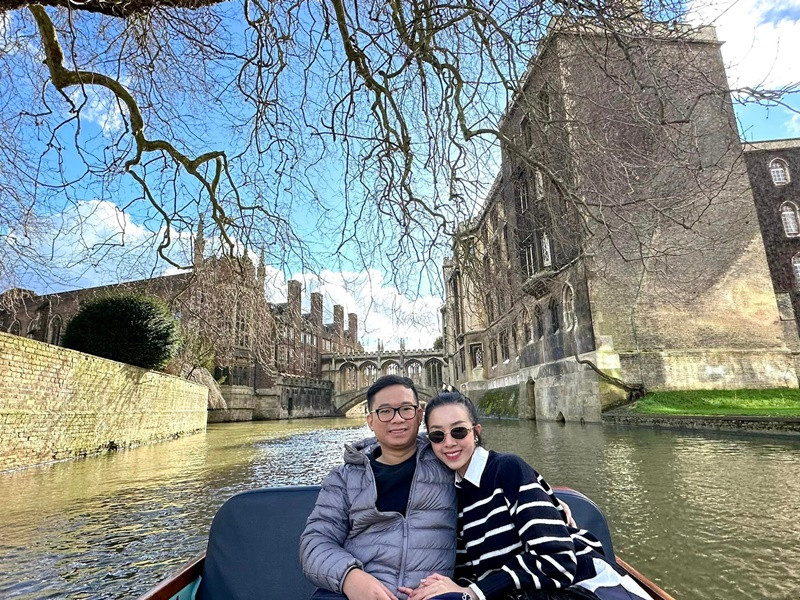 Kết hôn được 3 năm, có con chung, vợ chồng Thúy An vẫn giữ được tình cảm mặn nồng. Ảnh: FB Thúy An.