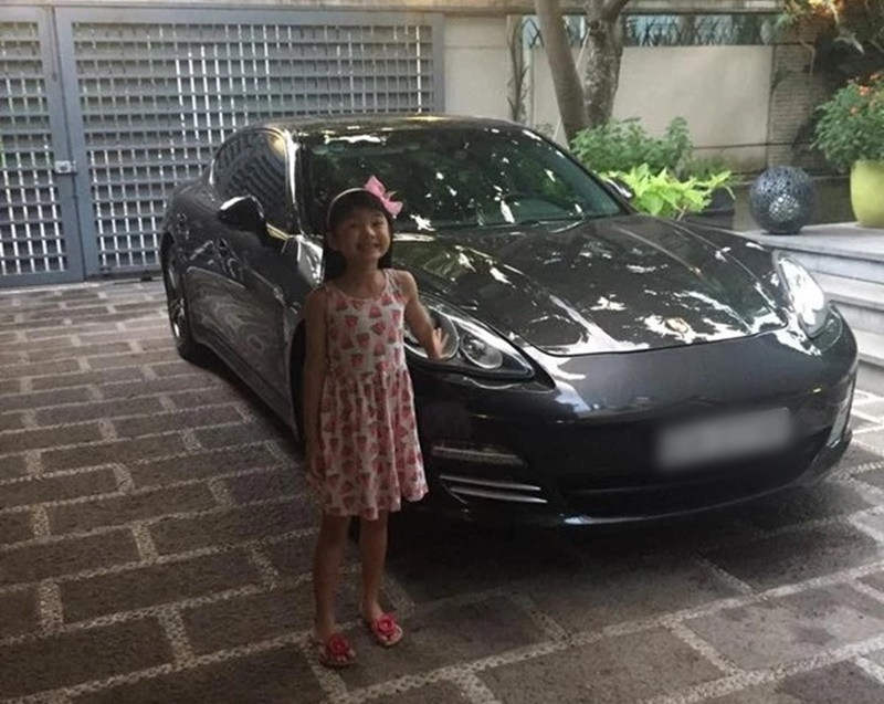 Tháng 6/2015, Trần Bảo Sơn khoe ảnh con gái bên siêu xe với dòng chú thích: “Quà mới cho con gái”. Ảnh: FB Trần Bảo Sơn.