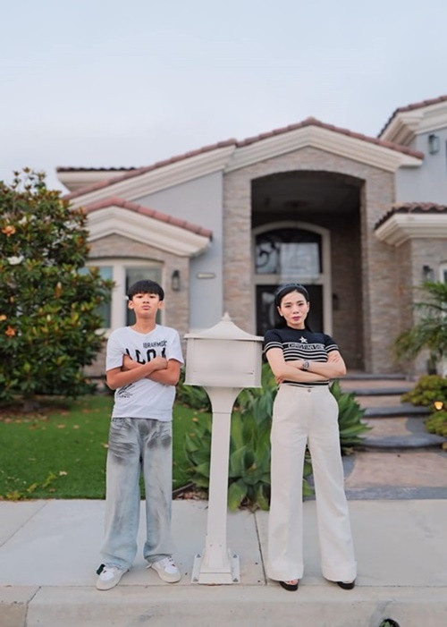 Không chỉ Diệp Lâm Anh tặng quà “khủng” cho con, nhiều sao Việt cũng không tiếc tiền mua quà tặng con. Năm 2017, Lệ Quyên mua căn nhà 1,5 triệu USD ở Mỹ dành cho con trai. "Chị đẹp" mong chờ lúc con trai hoàn thành chương trình học tại Việt Nam, cô sẽ đưa con sang Mỹ du học và sống tại đây. Ảnh: FB Lệ Quyên.